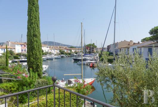 provence-cote-dazur - Dans le golfe de St-Tropez, au cœur de Port Grimaud, une maison de pêcheur avec quatre chambres, son jardin-terrasse et son anneau de port